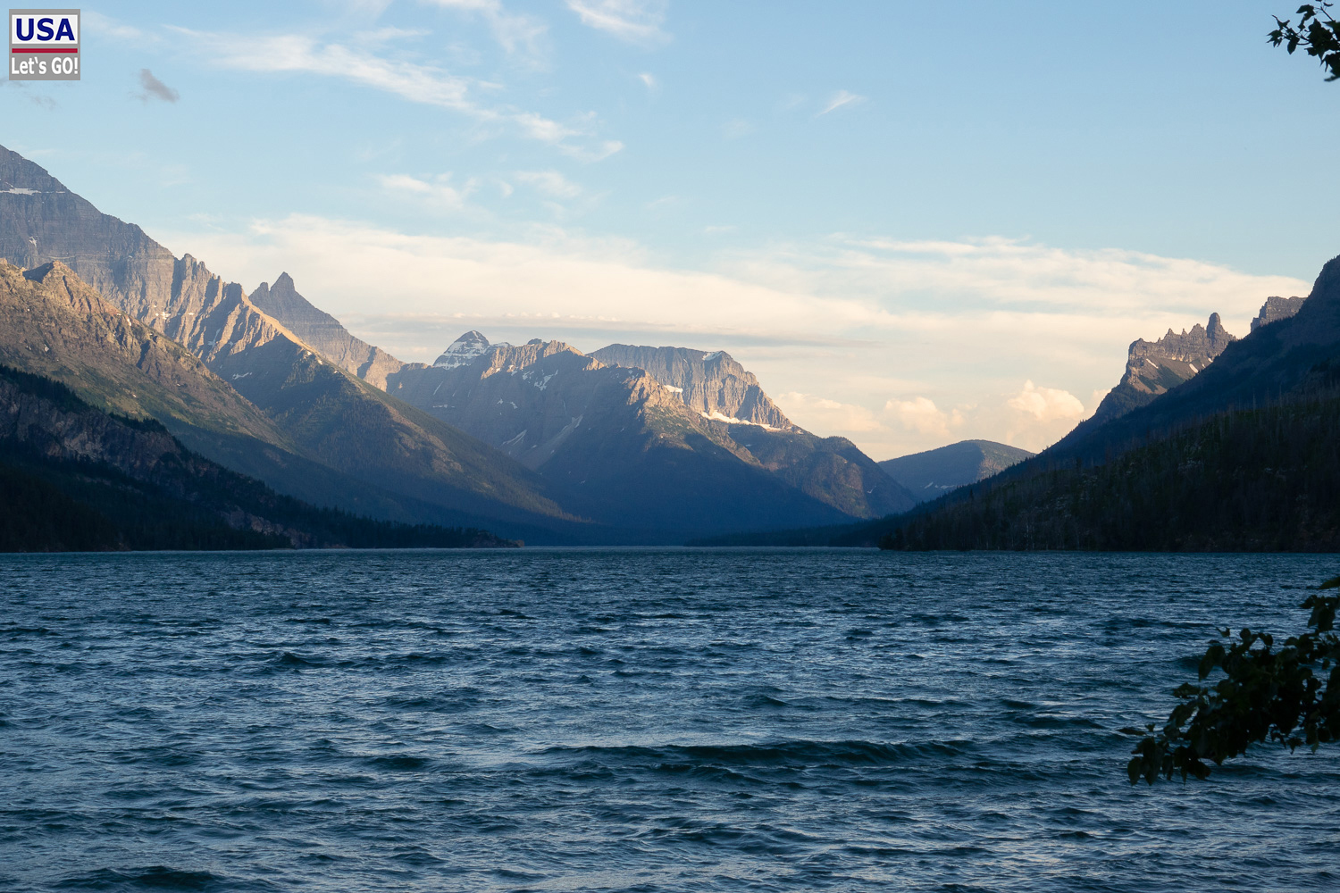 Upper Waterton Lake im Abendlicht mit gezackten Gipfeln am Südende