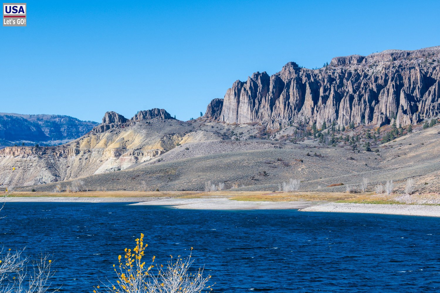 Dillon Pinnacles über dem Blue Mesa Reservoir nahe der Middle Bridge