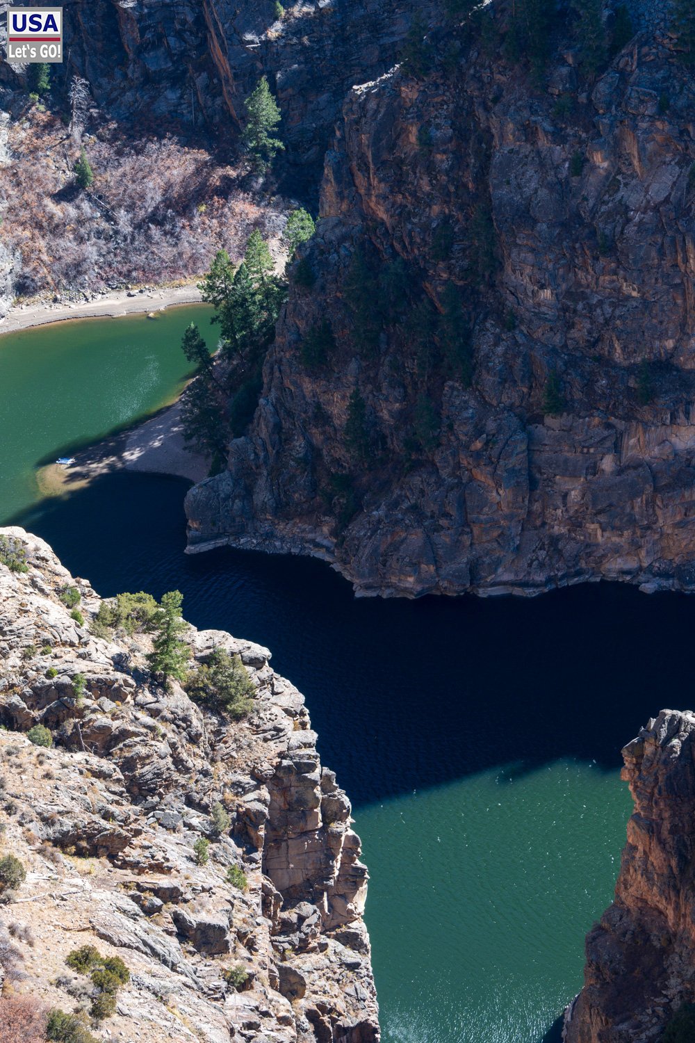 Blick vom Pioneer Point in die enge Schlucht des Morrow Point Reservoir