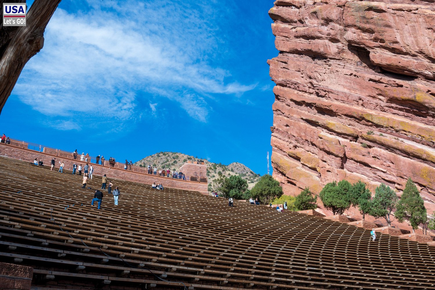 Zuschauerreihen des Red Rocks Amphitheatre zwischen den Sandsteinw&auml;nden Ship Rock und Creation Rock