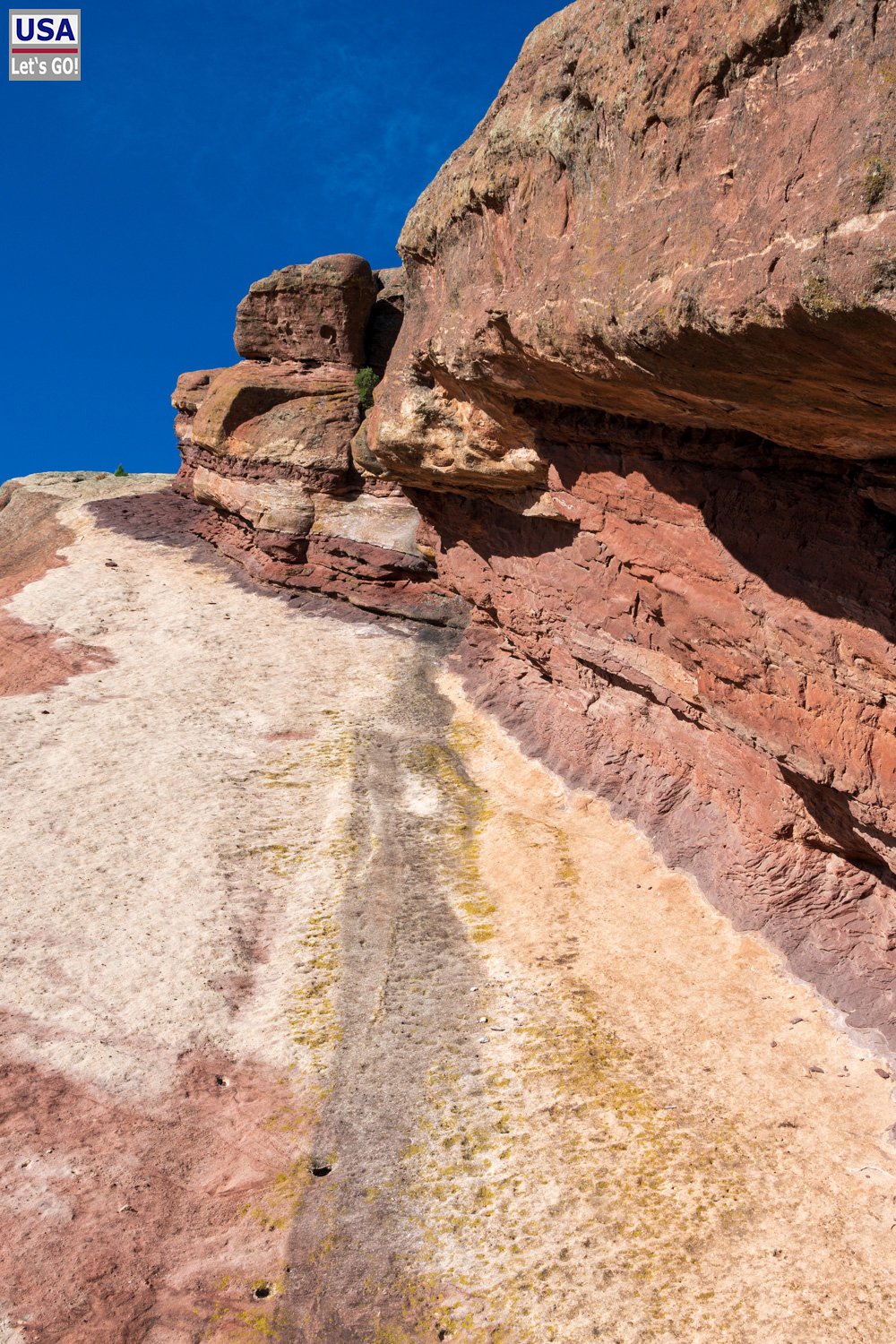 Detailaufnahme der roten, flechtenbewachsenen Sandsteinschichten am Red Rocks Amphitheatre