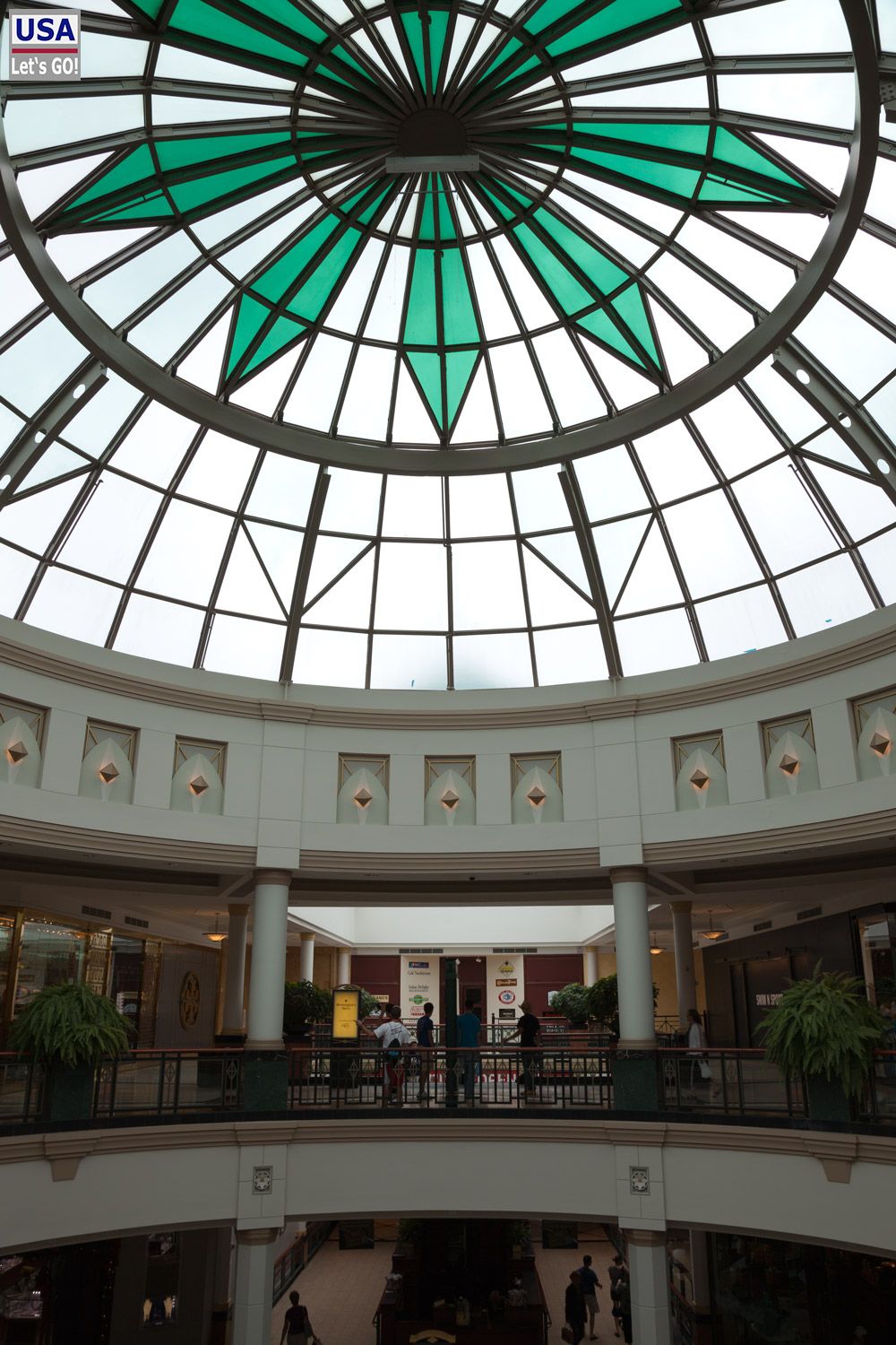 Verglaste Kuppel im Innenraum der King of Prussia Mall bei Philadelphia