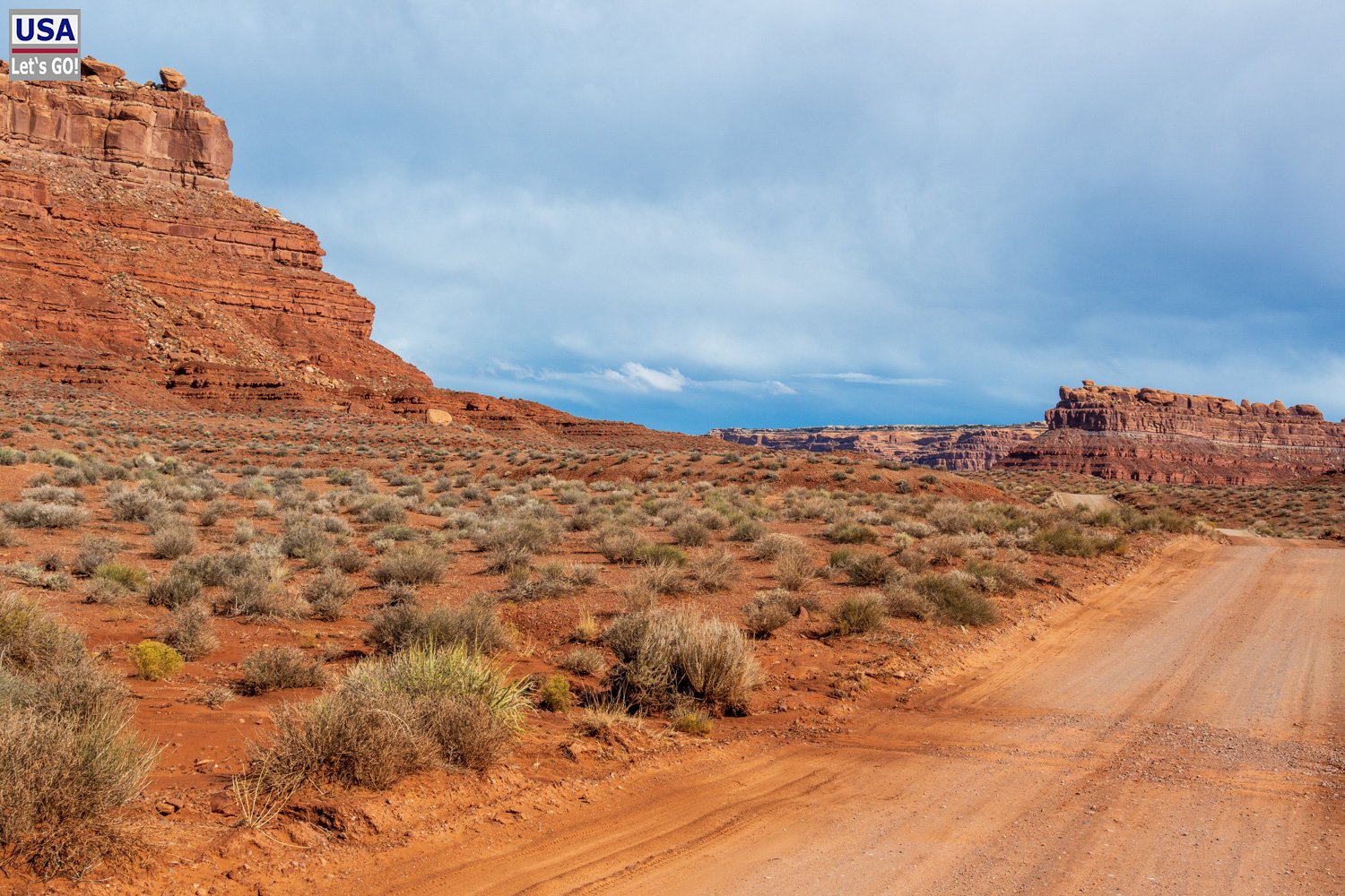 Rote Felswand entlang der Looproad im Valley of the Gods